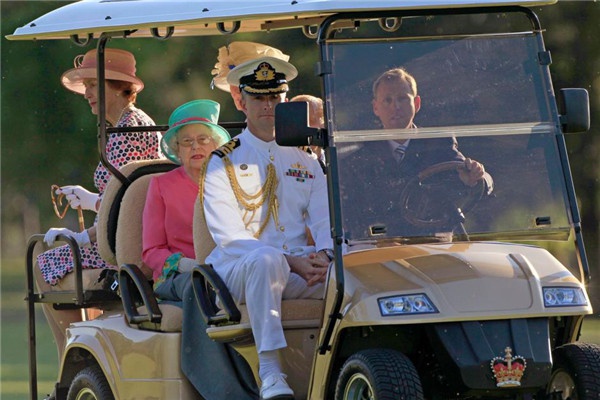 英国女王伊丽莎白二世乘坐益高电动车